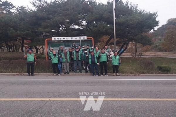 겨울맞이 환경정화활동 펼치고 있는 몽탄면 새마을협의회