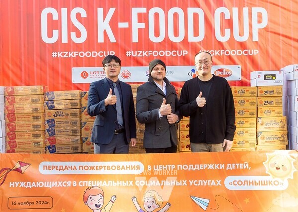 K-푸드 챌린지 우승국 사회복지시설 K-푸드 기부* (왼쪽부터) aT 모스크바지사 신재훈 지사장, 카자흐스탄 아동복지재단 이반(Ivan) 대표, 대상 러시아사무소 추동훈 소장(K-푸드 후원기업 대표)