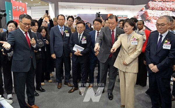 농식품부×코엑스 푸드위크 2024 개막식 VIP 투어* (오른쪽 3번째부터) aT 홍문표 사장, 농림축산식품부 송미령 장관, 코엑스 김한주 상무