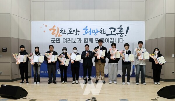 전남 고흥군(군수 공영민)은 지난 22일 군청 우주홀에서 중고등학생 10명에게 각 50만 원씩, 총 500만 원의 꿈나무 장학금을 수여했다