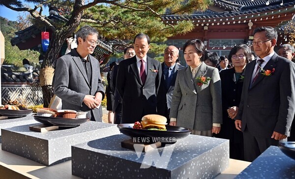 제 5회 김치의 날 기념식 현장 * aT 홍문표 사장(좌측 2번째)
