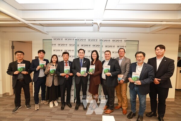 신우철 완도군수, 미국 에너지부 산하 기관인 에너지 고등계획원(ARPA-E) 관계자와 면담(참석자 단체 사진)