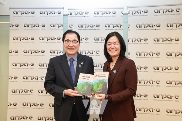 신우철 완도군수, 미국 에너지부 산하 기관인 에너지 고등계획원(ARPA-E) 관계자에게 기념품(해조류 관련 책) 전달