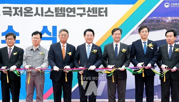 김영록 전라남도지사가 25일 목포대학교 신해양산단캠퍼스에서 열린 ‘LNG·수소 극저온시스템 연구센터 개소식’에서 주요 참석자들과 테이프 커팅을 하고 있다.