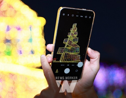 남산공원 스타트리를 찍고 있는 관광객의 모습