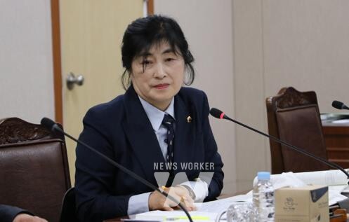 지난 11월 22일 전서현 의원(국민의힘, 비례)이 2025년도 인구청년이민국 소관 예산안을 심사하고 있다.