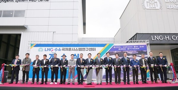 국립목포대학교(총장 송하철) LNG수소극저온시스템연구센터(이하 LNG센터)는 지난 25일(월) 14시 국립목포대 신해양산업단지캠퍼스에서 “친환경 선박용 극저온 단열시스템 실증 기반구축” 사업의 일환으로 구축한 LNG센터 개소식을 개최했다