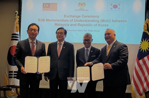 25일(월) 개최된 KISA-말레이시아 MCMC 업무협약 체결식에서 관계자들이 기념 촬영을 하고 있다.(왼쪽부터) KISA 이상중 원장, 산업통상자원부 정인교 통상교섭본부장, 말레이시아 투자통상산업부 뜽쿠 자프룰 아지즈(Tengku Zafrul Aziz) 장관, 말레이시아 통신멀티미디어위원회 모하마드 살림 빈 파테 딘(Tan Sri Mohamad Salim bin Fateh Din) 위원장