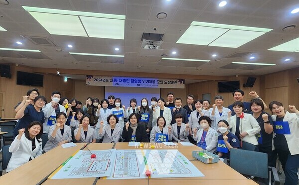 전남대학교병원(병원장 정 신)은 지난 19일 6동8층 백년홀에서 신종감염병 의심환자 발생 시 위기대응능력 향상을 위해 ‘2024년 신종감염병 위기대응 모의훈련’을 실시했다.