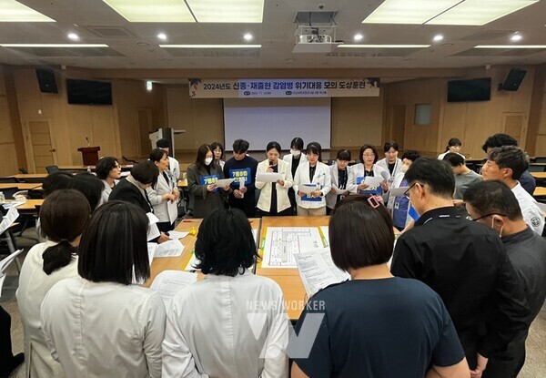 전남대학교병원(병원장 정 신)은 지난 19일 6동8층 백년홀에서 신종감염병 의심환자 발생 시 위기대응능력 향상을 위해 ‘2024년 신종감염병 위기대응 모의훈련’을 실시했다.