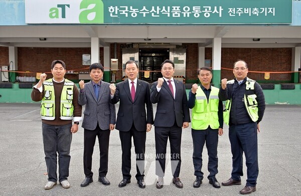 전주비축기지 현장 점검 * 홍문표 사장(우측)