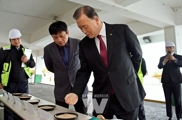 전주비축기지 방문 * 홍문표 사장(좌측 3번째)