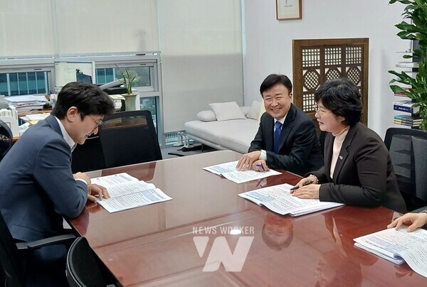 정기명 여수시장이 26일 국회를 방문해 예산결산특별위원회 장철민 위원을 만나 내년도 국고 건의사업에 대한 적극적인 지원을 요청했다.