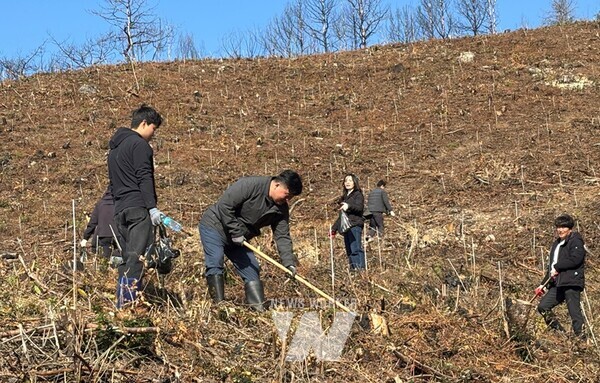 전라남도는 26일 함평 대동제생태공원 일원에서 지역 주민과 함께 산불 피해 복구지 비료 주기 행사를 개최, 숲 회복 활동을 하며 숲 보호를 다짐했다