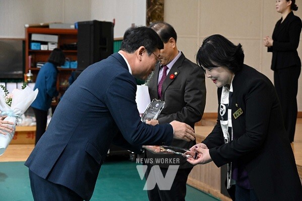 전라남도 장애인체육대회 감사패 수상(오른쪽 윤명희 위원장)