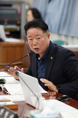 전라남도의회 제386회 제2차 정례회 보건복지환경위원회 소관 보건복지국 예산안 심사(21일)에서 임지락 의원이 집행부를 향해 질의하고 있다.