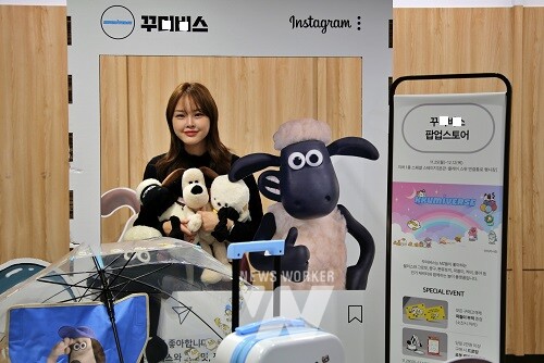 광주신세계, 오는 12월12일까지 본관과 플레이 스팟(구 신관) 연결통로 행사장에서 진행되는 꾸미버스 팝업에서 직원이 인형들을 선보이고 있다.