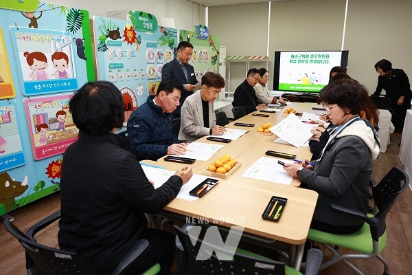 화순군의회 총무위원회(위원장 조명순)는 화순군 어린이·사회복지 급식관리지원센터와 화순군 가족센터, 화순군 정신건강복지센터 현장을 방문했다.   