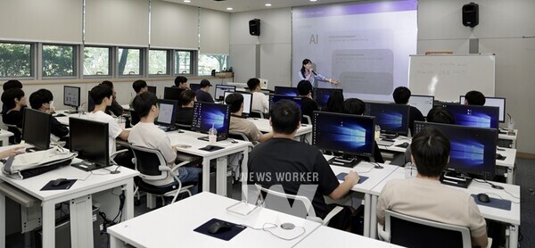 지역대학 기업탐방 및 AI교육 프로그램 중 AI를 이용한 실습 모습