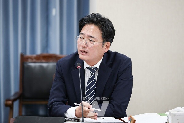 진호건 의원이 지난 25일(월) 농축산식품국 소관 본예산심사에서 국장에게 질의하고 있다.]