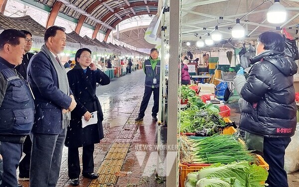 바로마켓 참여 농가들을 격려하는 홍문표 사장