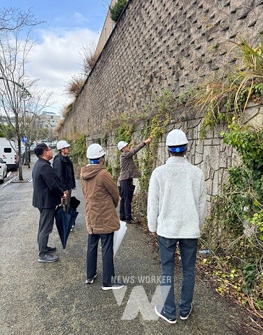 송원고 옹벽을 살펴보는 점검단