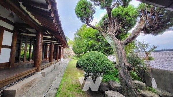 여수시(시장 정기명)는 군자동 일원에 100년 고택을 활용한 청년마을 ‘쉬어가 마을’을 조성할 예정이다.