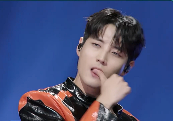 화려한 불쇼를 예고한 퍼포먼스 장인 김중연  [사진=MBN '현역가왕2' 캡처]