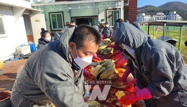 한전KPS 월성1 사업소 봉사단원들이 '사랑의 김장김치 나누기' 행사에 참여해 김장을 담그고 있다