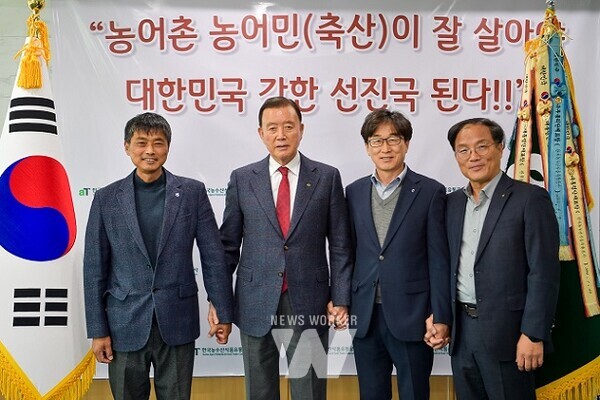 간담회- aT 홍문표 사장(좌측), 한국식품산업클러스터진흥원 김덕호 이사장(우측)