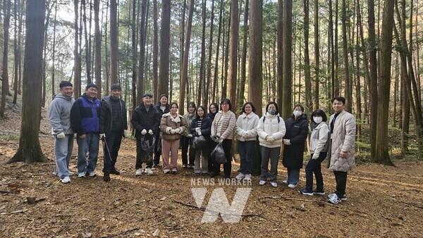 광주정보문화산업진흥원(원장 이경주)은 지난 28일, 임직원 20여 명과 함께 무등산 일대에서 환경정화 활동을 했다