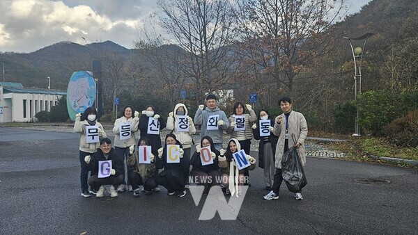 광주정보문화산업진흥원(원장 이경주)은 지난 28일, 임직원 20여 명과 함께 무등산 일대에서 환경정화 활동을 했다