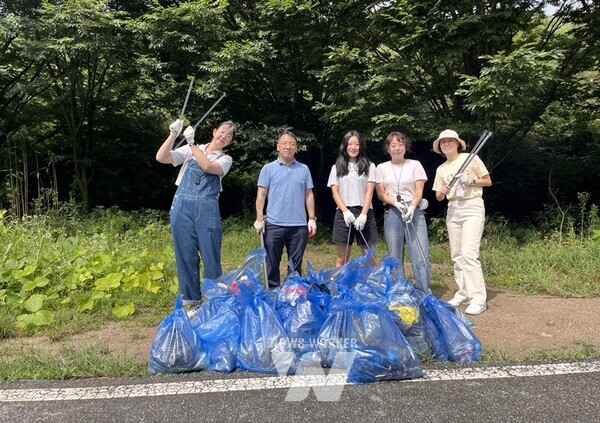 한국콘텐츠진흥원은 지난 7월 지역상생 활동의 일환으로 나주호 일대 쓰레기줍기 봉사활동에 나섰다