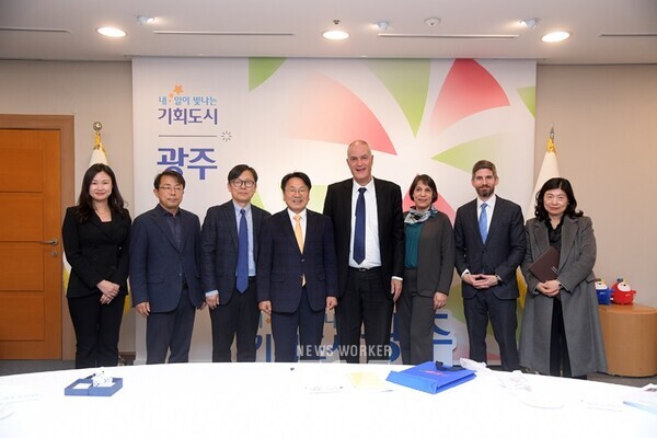 강기정 광주광역시장이 28일 오후 시청 접견실에서 라파엘 하르파즈 주한 이스라엘 대사와 교류 및 협력방안에 대한 의견을 교환한 후 기념촬영을 하고 있다. /광주광역시 제공