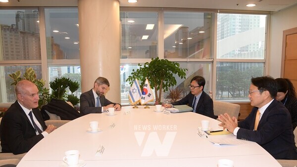 강기정 광주광역시장이 28일 오후 시청 접견실에서 라파엘 하르파즈 주한 이스라엘 대사와 교류 및 협력방안에 대한 의견을 교환한 후 기념촬영을 하고 있다. /광주광역시 제공