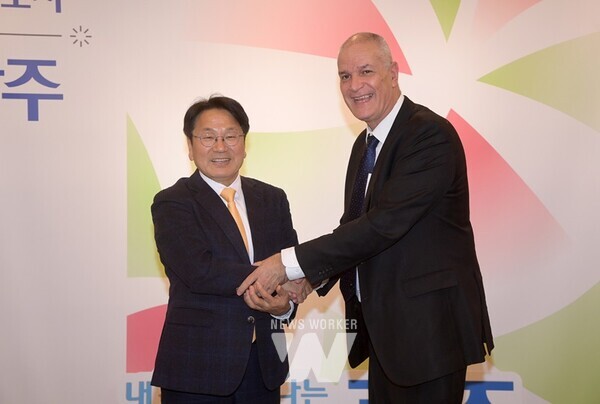 강기정 광주광역시장이 28일 오후 시청 접견실에서 라파엘 하르파즈 주한 이스라엘 대사와 교류 및 협력방안에 대한 의견을 교환한 후 기념촬영을 하고 있다. /광주광역시 제공