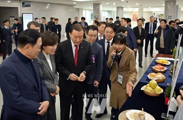 기후변화 대응 신품종을 둘러보는 주최·주관기관장