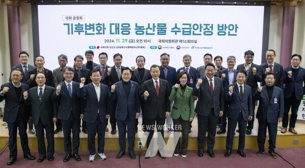 (좌측 3번째부터) 농촌진흥청 서효원 차장, 환경노동위원회 김형동 의원, 농림축산식품해양수산위원회 김선교 의원, 한국농수산식품유통공사 홍문표 사장, 여성가족위원회 위원장 이인선 의원, 농림축산식품해양수산위원회 정희용 의원 순