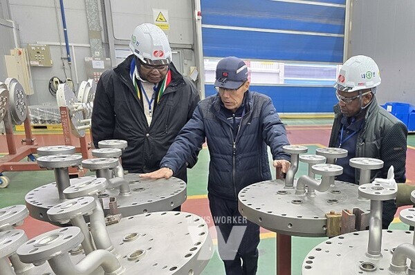 남아공전력공사(ESKOM)의 경영진들이 한전KPS 발전정비기술센터를 방문해 주요 정비시설에 대해 설명을 듣고있다