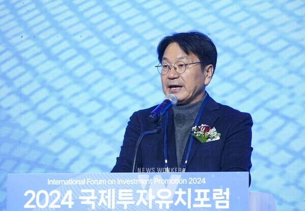 강기정 광주광역시장이 29일 오전 서구 김대중컨벤션센터에서 열린 ‘2024 국제 투자유치 포럼’에 참석해 외빈들과 환담을 나누고 있다./광주광역시 제공강기정 광주광역시장이 29일 오전 서구 김대중컨벤션센터에서 열린 ‘2024 국제 투자유치 포럼’에 참석해 국내외 기업들과 투자유치 업무협약을 체결하고 있다./광주광역시 제공강기정 광주광역시장이 29일 오전 서구 김대중컨벤션센터에서 열린 ‘2024 국제 투자유치 포럼’에 참석해 개회사를 하고 있다./광주광역시 제공강기정 광주광역시장이 29일 오전 서구 김대중컨벤션센터에서 열린 ‘2024 국제 투자유치 포럼’에 참석해 내외빈들과 기념촬영을 하고 있다./광주광역시 제공