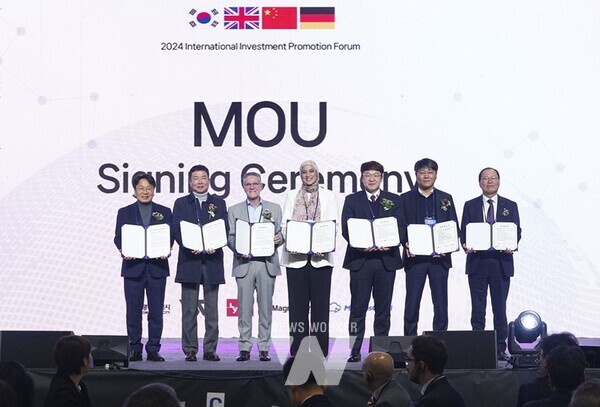 강기정 광주광역시장이 29일 오전 서구 김대중컨벤션센터에서 열린 ‘2024 국제 투자유치 포럼’에 참석해 국내외 기업들과 투자유치 업무협약을 체결하고 있다./광주광역시 제공