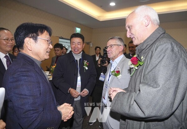 강기정 광주광역시장이 29일 오전 서구 김대중컨벤션센터에서 열린 ‘2024 국제 투자유치 포럼’에 참석해 외빈들과 환담을 나누고 있다./광주광역시 제공강기정 광주광역시장이 29일 오전 서구 김대중컨벤션센터에서 열린 ‘2024 국제 투자유치 포럼’에 참석해 국내외 기업들과 투자유치 업무협약을 체결하고 있다./광주광역시 제공강기정 광주광역시장이 29일 오전 서구 김대중컨벤션센터에서 열린 ‘2024 국제 투자유치 포럼’에 참석해 개회사를 하고 있다./광주광역시 제공강기정 광주광역시장이 29일 오전 서구 김대중컨벤션센터에서 열린 ‘2024 국제 투자유치 포럼’에 참석해 내외빈들과 기념촬영을 하고 있다./광주광역시 제공