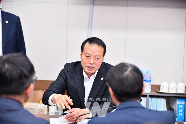 웅천거점형 마리나 계류시설 부적절한 행정 질타하는 송하진 시의원