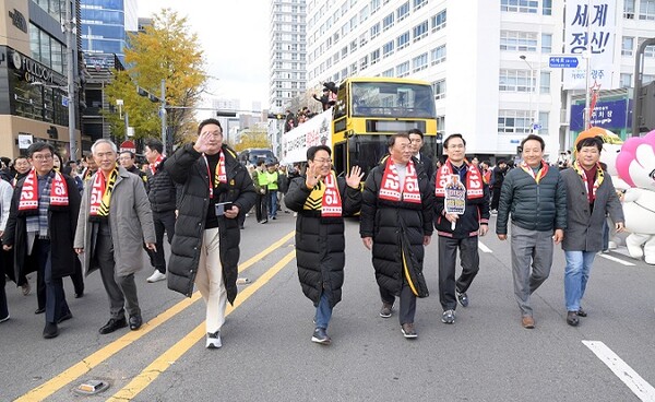 강기정 광주광역시장이 30일 오후 금남로 일원에서 열린 '2024 KIA 타이거즈 한국시리즈 우승 축하 카퍼레이드'에 참석해 선수단 및 관계자들과 함께 도보행진을 하고 있다. /광주광역시 제공