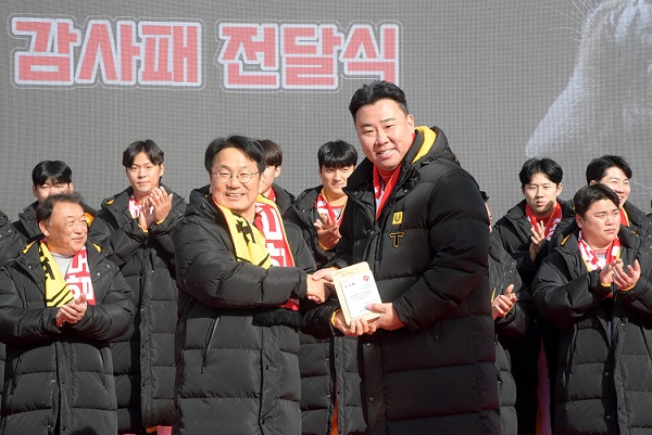 강기정 광주광역시장이 30일 오후 518민주광장에서 열린 '2024 KIA 타이거즈 한국시리즈 우승 축하 카퍼레이드' 기념행사에 참석해 이범호 감독에게 감사패를 전달한 후 축하 인사말을 하고 있다. /광주광역시 제공