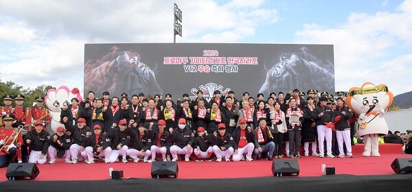 강기정 광주광역시장이 30일 오후 5.18민주광장에서 열린 '2024 KIA 타이거즈 한국시리즈 우승 축하 카퍼레이드' 기념행사에 참석해 선수단 및 참석자들과 함께 기념촬영을 하고 있다. /광주광역시 제공