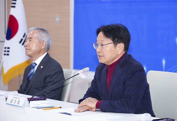 강기정 광주광역시장이 1일 오후 시청 중회의실에서 열린 '2024 더불어민주당 광주시당 자치분권정책협의회'에 참석해 인사말을 하고 있다./광주광역시 제공