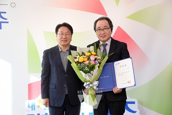 강기정 광주광역시장이 2일 오전 시청 접견실에서 김용모 광주디자인진흥원장에게 임명장을 수여한 후 기념촬영을 하고 있다. /광주광역시 제공