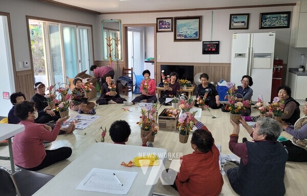 전남 진도군(군수 김희수) 보건소 치매안심센터는 지역 주민의 치매를 예방하고 건강한 노후를 위해 추진한 ‘찾아가는 치매 예방 교실’을 성공적으로 마무리했다
