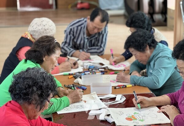 전남 진도군(군수 김희수) 보건소 치매안심센터는 지역 주민의 치매를 예방하고 건강한 노후를 위해 추진한 ‘찾아가는 치매 예방 교실’을 성공적으로 마무리했다